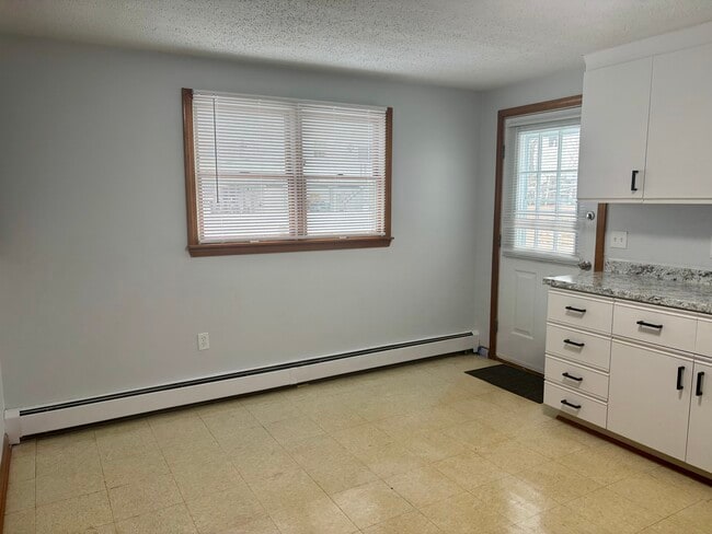 Building Photo - 47 Rumney Rd Unit rear
