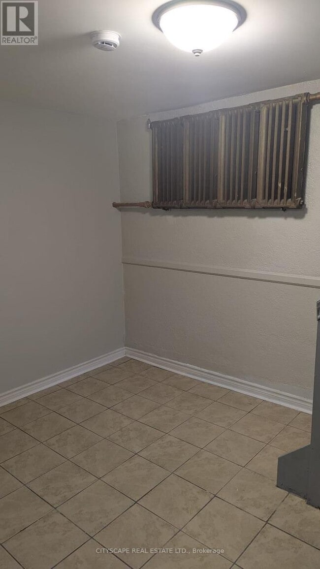 Photo - 752 Main St E