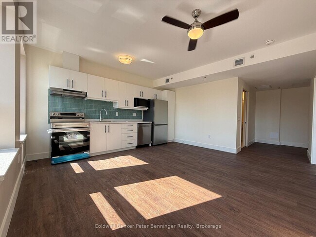 Photo - 206 Queen St S