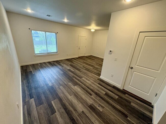 Photo - 628 N College St