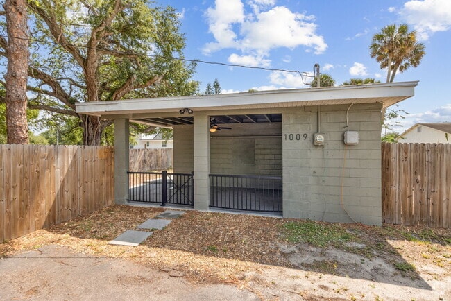 Building Photo - 1009 Main St Rental