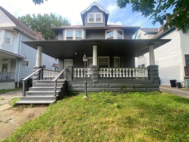 Building Photo - Beautiful Large 5 Bedroom Home Cleveland