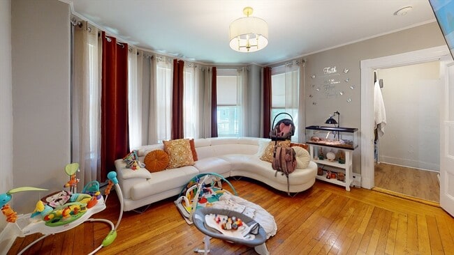 Building Photo - 74 Kenwood St Unit 1