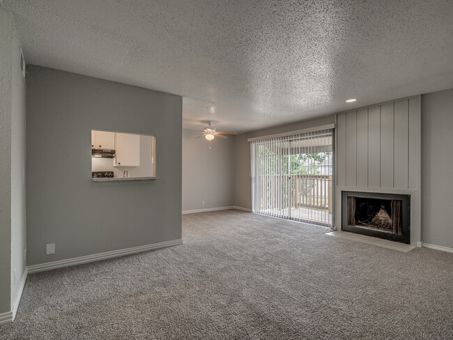 Shoreline Apartments - Living Room