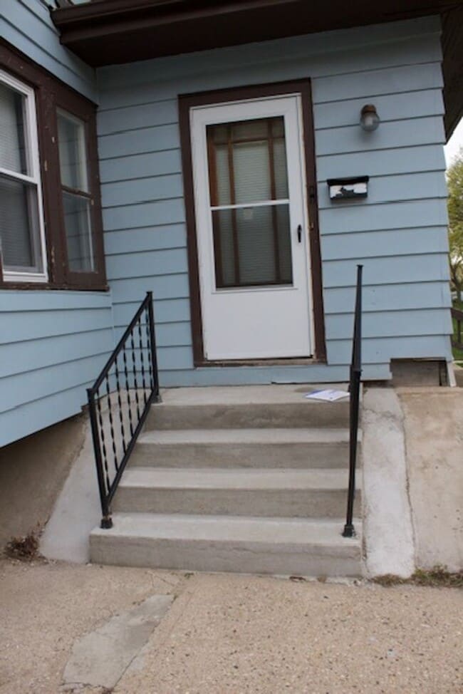 Building Photo - 2819-2821-2821 N 47th St Unit 2819 LOWER