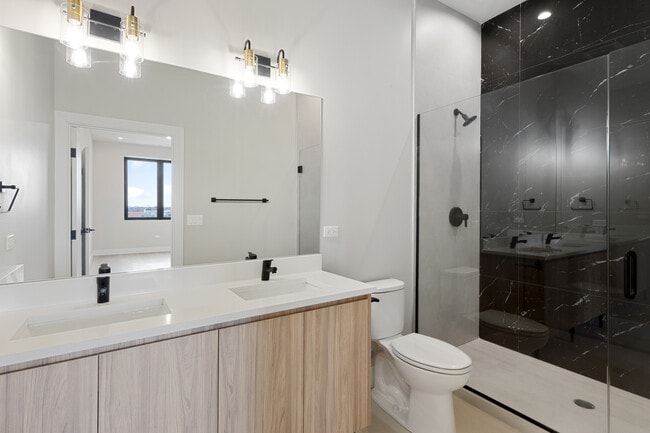 Photo - 2475 W Foster Ave Unit 206