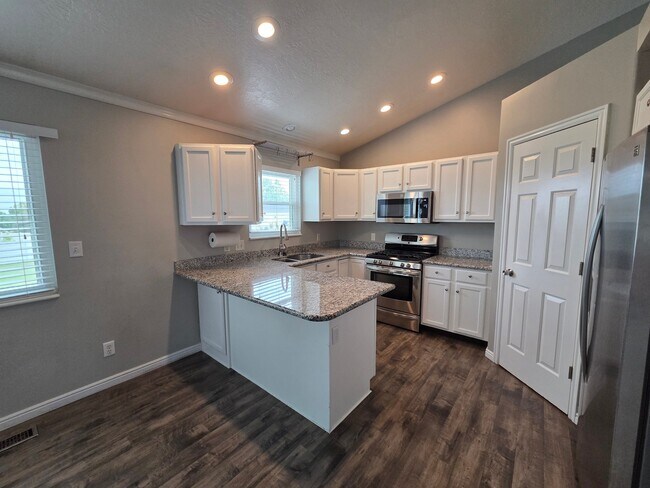 Photo - 247 Vineyard Way N