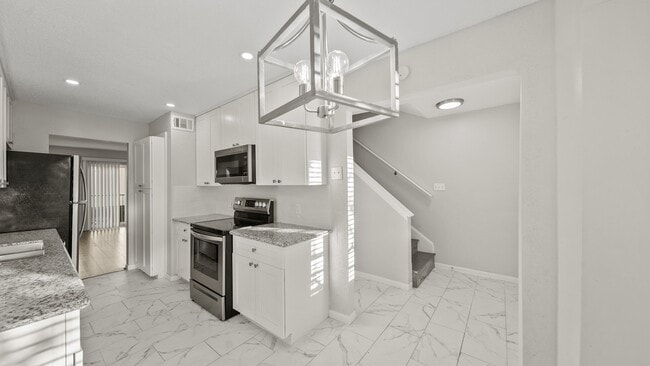 Building Photo - 1914 Lakeside Dr