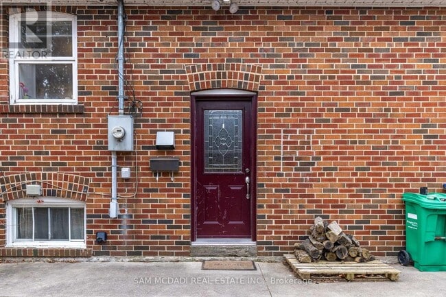 Photo - 70 High St W