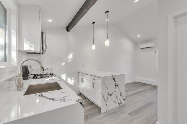 Photo - 14753 Hartland St