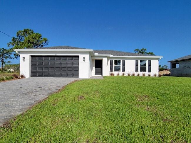 Building Photo - Charming & Modern 4 Bed 2 Bath with Screened Lanai