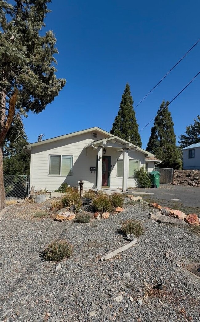 Building Photo - 2 bed 2 bathroom 2 miles from the Hospital... Rental