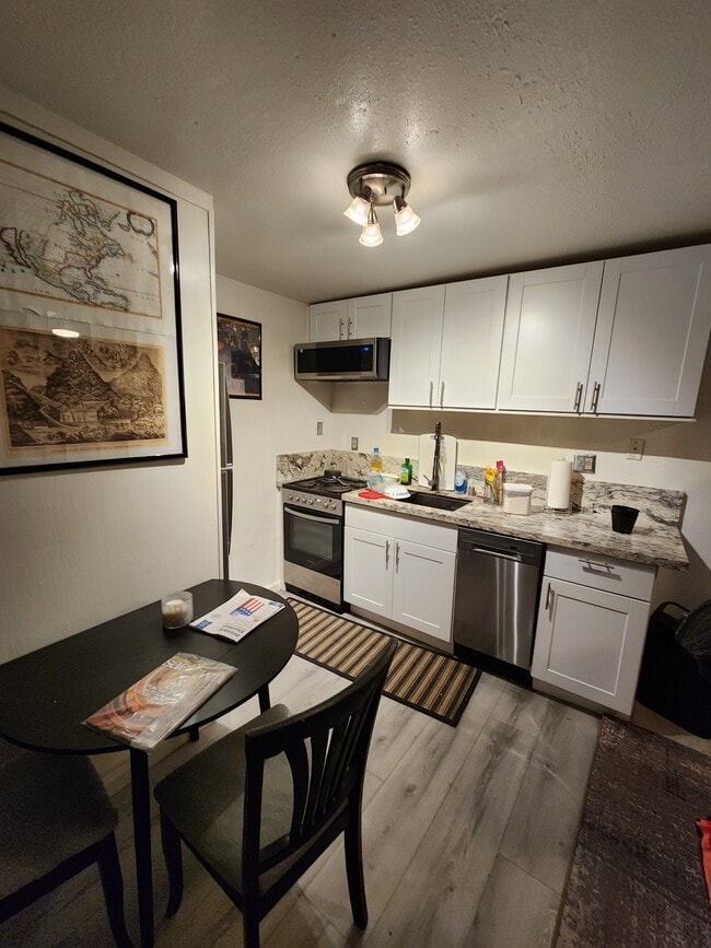 Photo - 1326 E St Unit Cozy 1 Bedroom Apartment