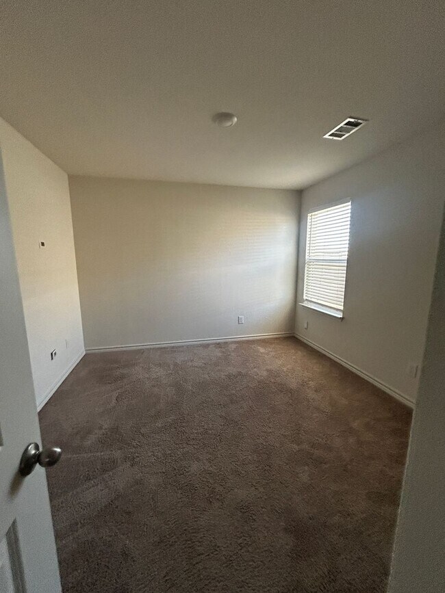 Photo - 4BR SFR w/ 2,198 Sq Ft near Downtown Elgin