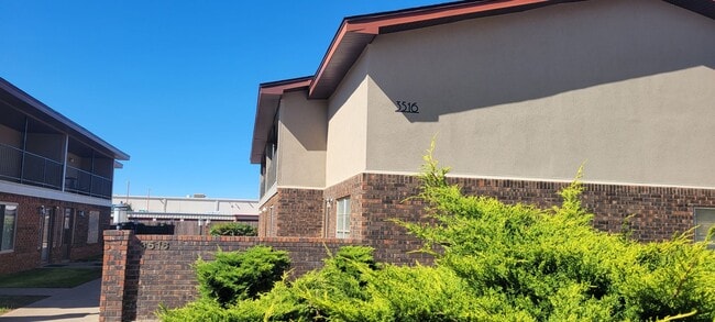 Building Photo - COLONIAL PARK LUXURY CONDO TOTAL UPDATED