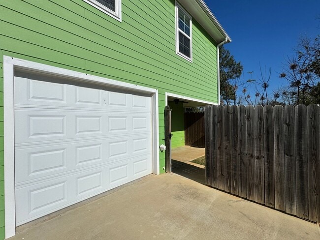 Photo - 2311 Airline