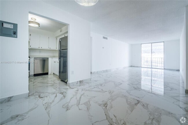 Building Photo - 720 Collins Ave Unit 208 Rental
