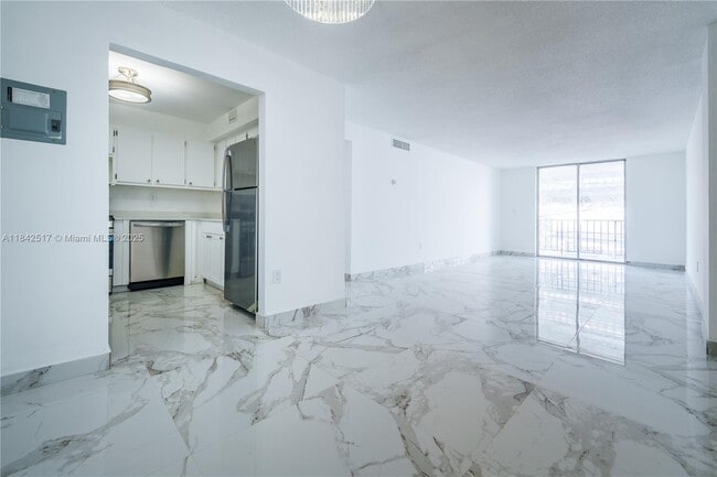 Building Photo - 720 Collins Ave Unit 208 Rental