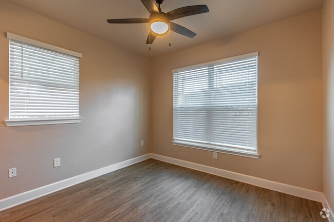 2BR, 2BA - 987SF - Bedroom
