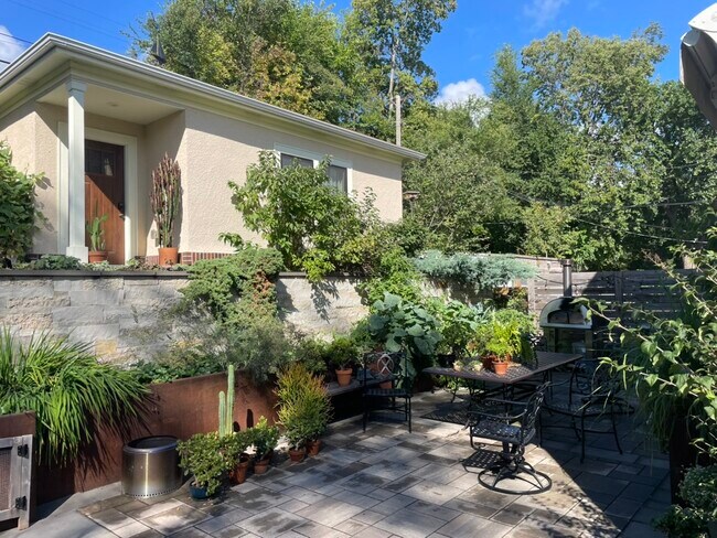 Private access to back patio and yard - 3452 Girard Ave S Unit 3452