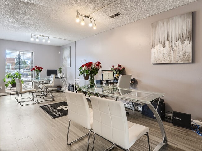 ¡Visita nuestra oficina de arrendamiento! - Meadow Lark Apartments