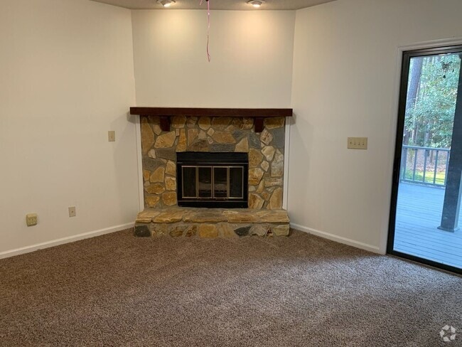 Building Photo - Quite two bedroom Townhome in Central Mart...