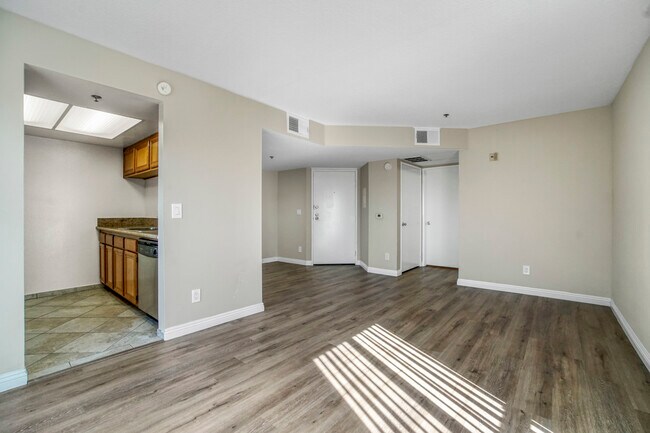 Photo - 511 Carondelet Apartments