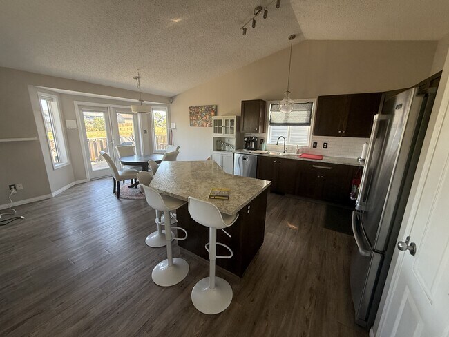 Photo - 4610-4662 62 Ave