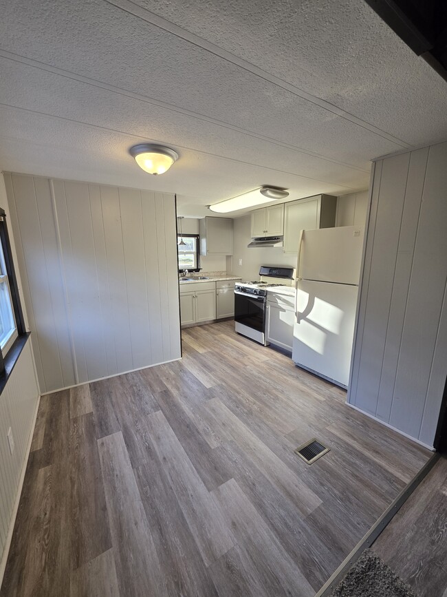 Building Photo - 1100 Pines Rd