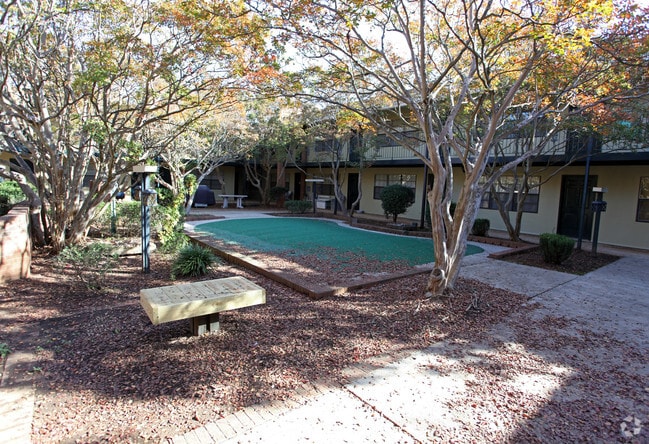 Photo - Villa East Apartments