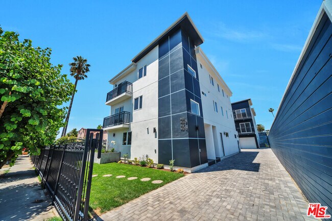 Building Photo - 957 1/2 N Ridgewood Pl Rental