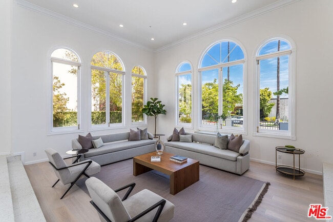 Building Photo - 107 N Doheny Dr Rental