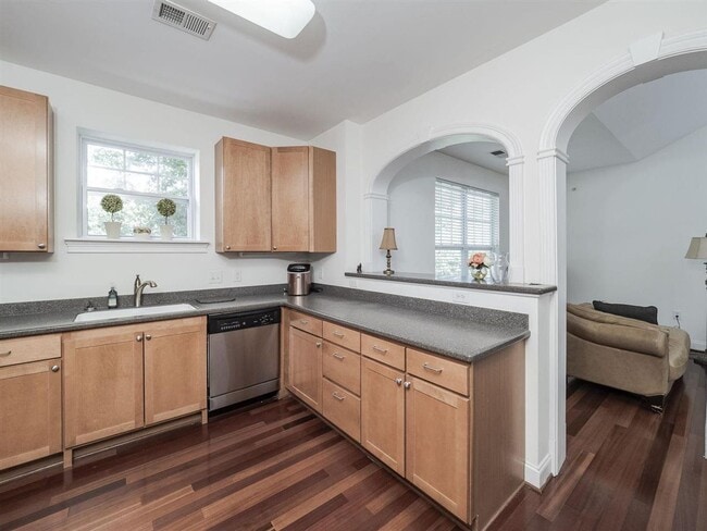 Photo - 2BR/2BA Bright and spacious top floor condo at Grove Barton Place! Unidad 306