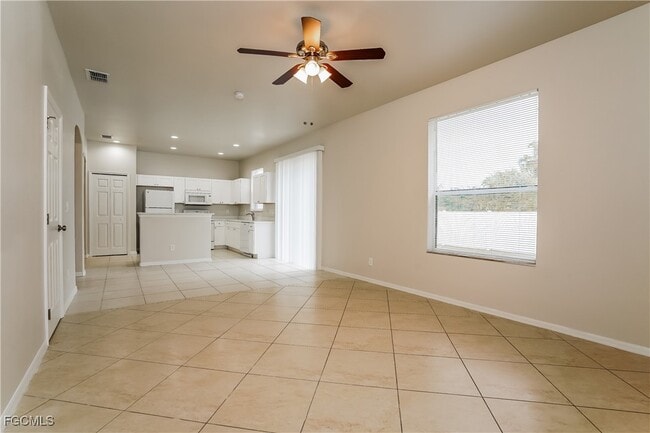 Building Photo - 663 Chavers St E Rental