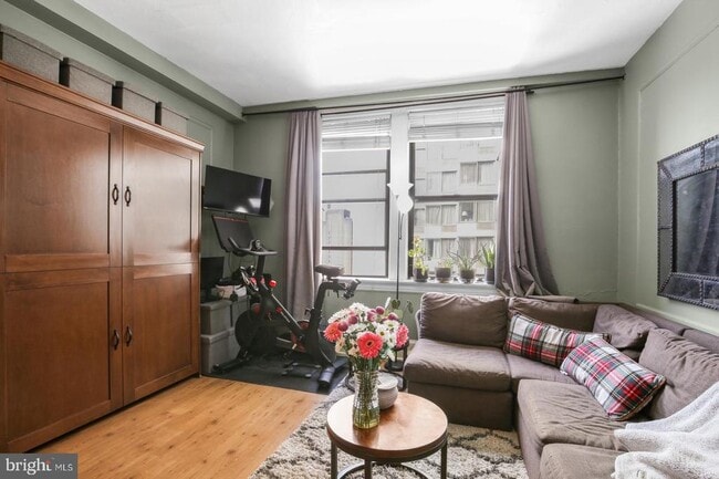 Building Photo - 1324 Locust St Unit 1418