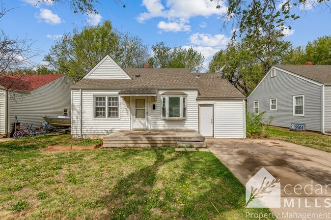 Building Photo - Over 1300 sq. feet in East Central Wichita Rental