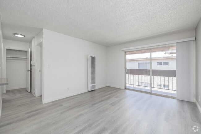 1BR, 1BA - 625SF - Living Room