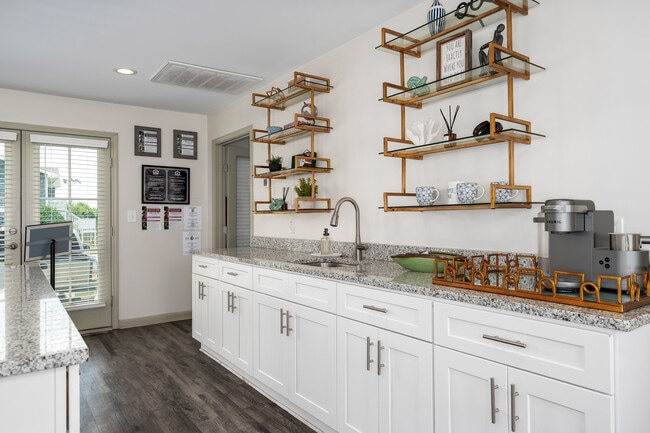 Disfrute de cocinas renovadas con gabinetes blancos brillantes y lujosas encimeras de mármol, operadas profesionalmente por Highlands Vista Group. - Arbours at Victoria Place