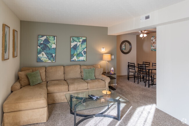 2BR, 1BA - 900SF