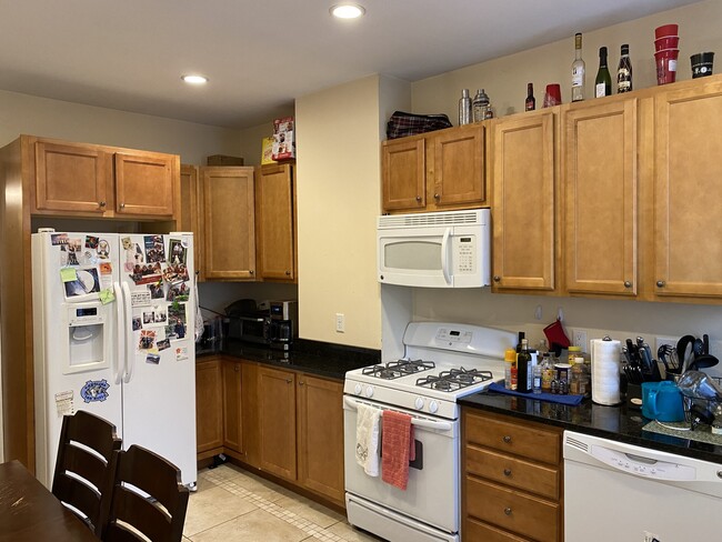 Building Photo - 191 Boylston St Unit 2