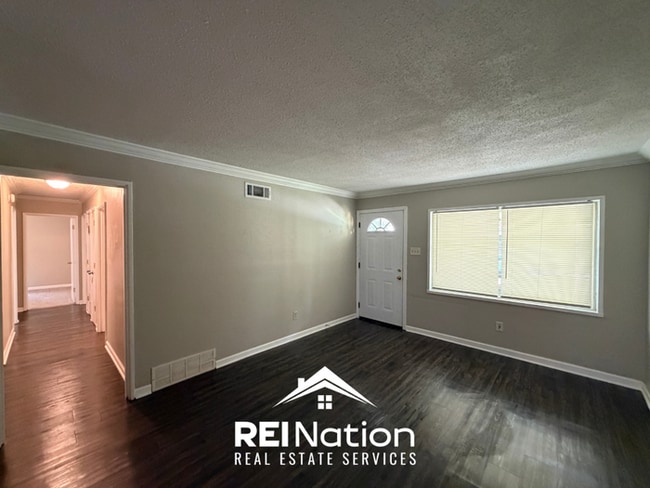 Charming 3BR/2BA East Memphis Home | 1,795 Sq Ft, Hardwood Floors & Fireplace