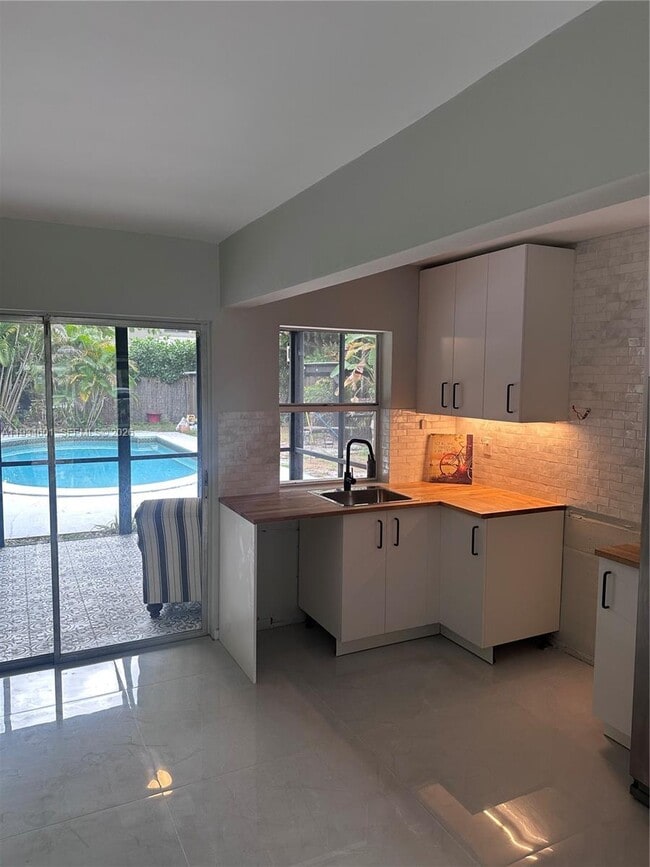 Building Photo - 200 SE 19th St