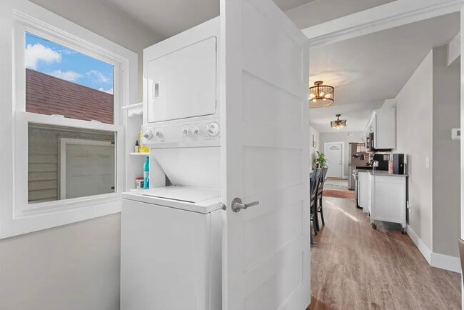 Photo - 1571 Charles St