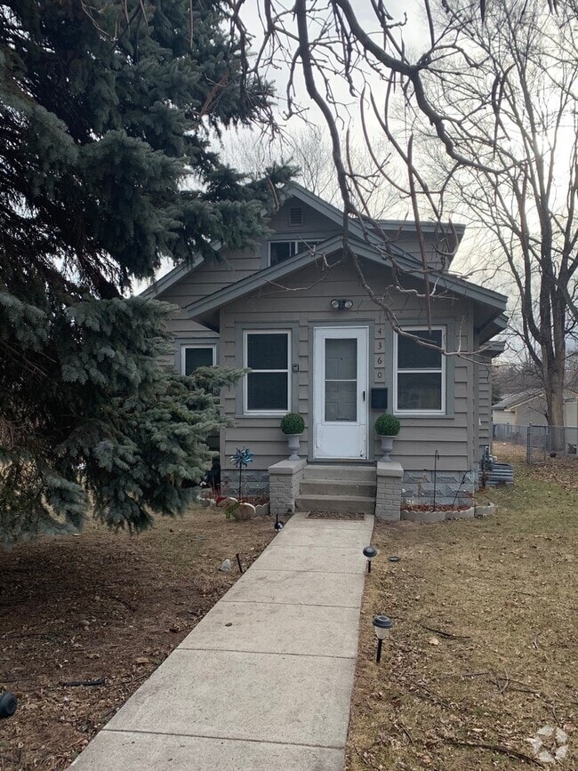 Building Photo - Spacious 3 Bedroom 1 Bath Unit in North Mi... Rental