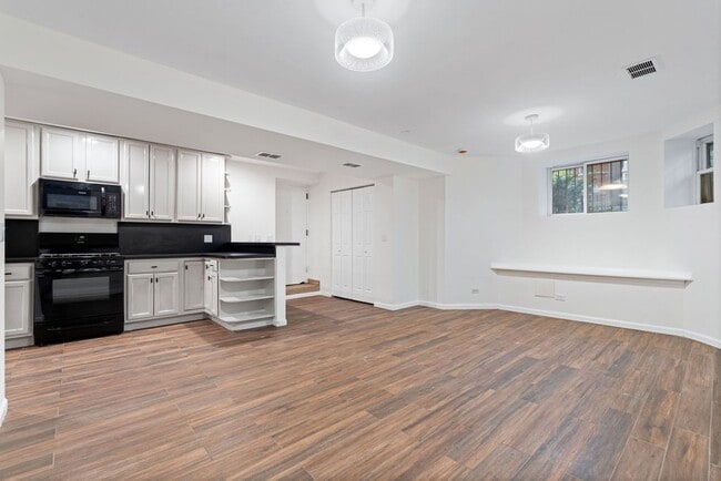 Photo - 823 W Roscoe St Unit Garden