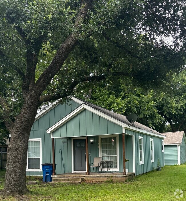 Building Photo - 1007 S Hall St Rental