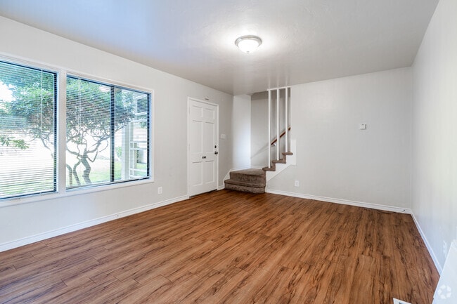 2Br, 2BA - 900SF Livingroom