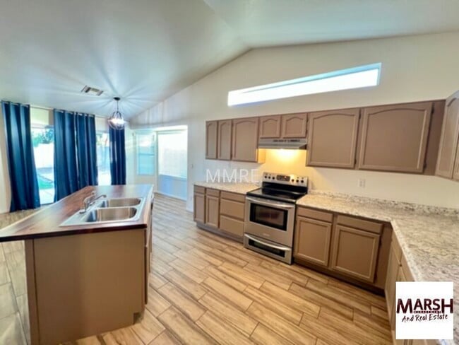 Photo - Nice 3 bedroom home with open floorplan in Chandler!