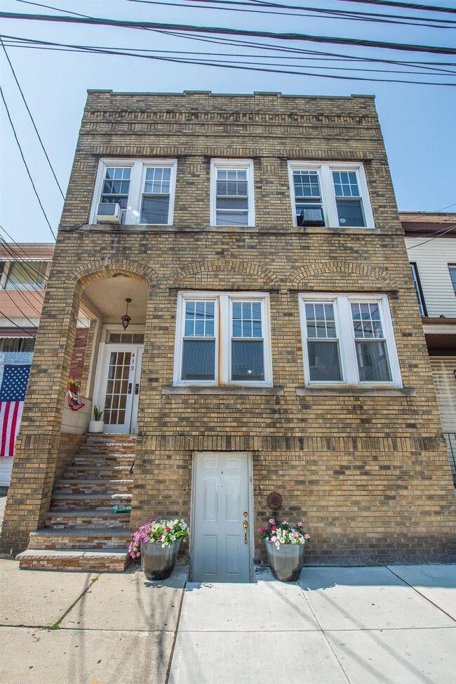 Building Photo - 413 24th St Rental