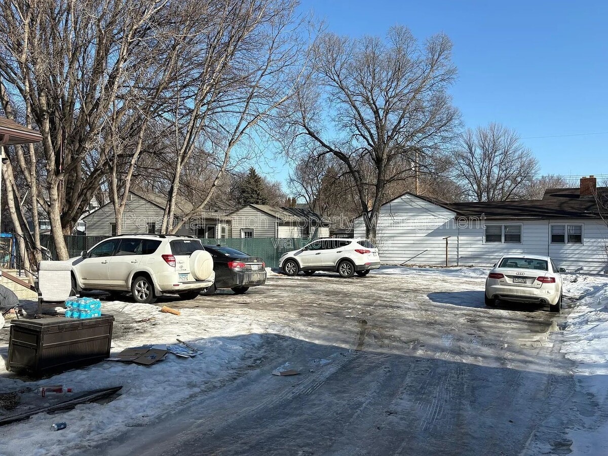 Photo - 1235-11 1/2 11 1/2 St N